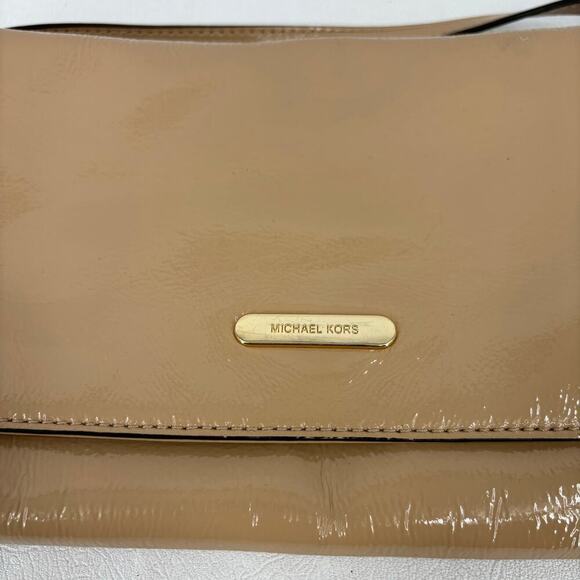 Michael Kors Beverly Oversized Clutch Shoulder Handbag Beige Patent Leather - Picture 2 of 14